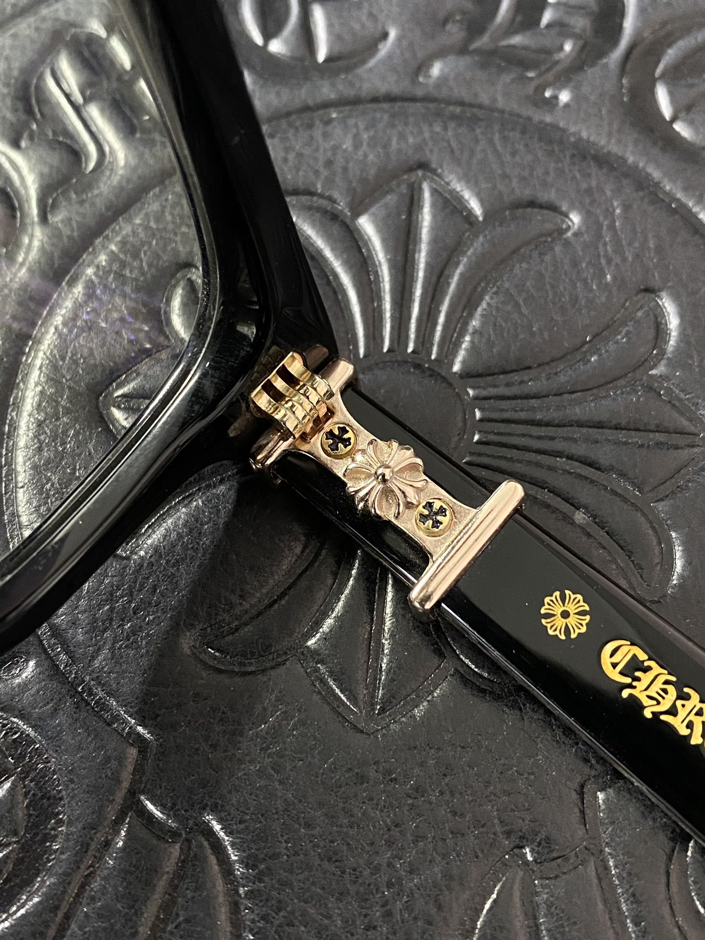 Chrome Hearts925 Sterling Silver Accessories, New Gold-rimmed Black-framed Sword GlassesSterling silver + acetate frame, featuring two 925 sterling silver sword ornaments and two cross-shaped details on the interior. 1:1 replica, meticulous atten