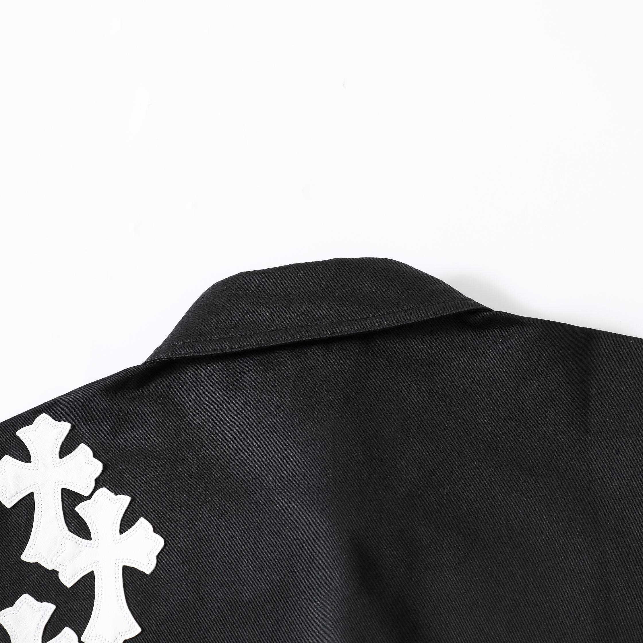 CH limited edition blue and white shirt jacket, unisex style. The fabric is made of double-strand combed yarn blended with cotton. Minimum order quantity is 3000 yards. Custom production cycle is two months. We strive for perfection in details. To en