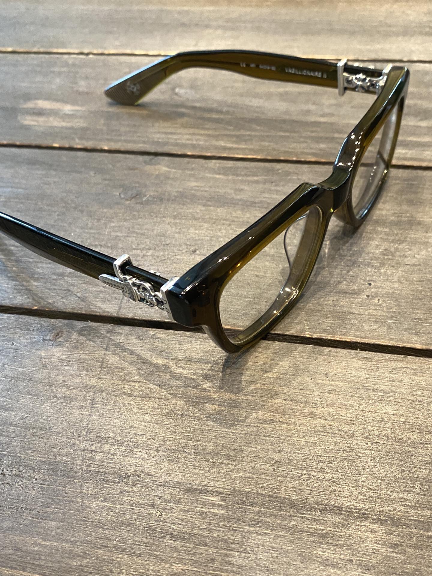 Chrome Hearts925 Sterling Silver Accessories Limited Edition Brown Sword-Shaped GlassesCombination frame with two 925 sterling silver sword ornaments. Two cross-shaped details inside. 1:1 replica, meticulously crafted. The large black frame is ve