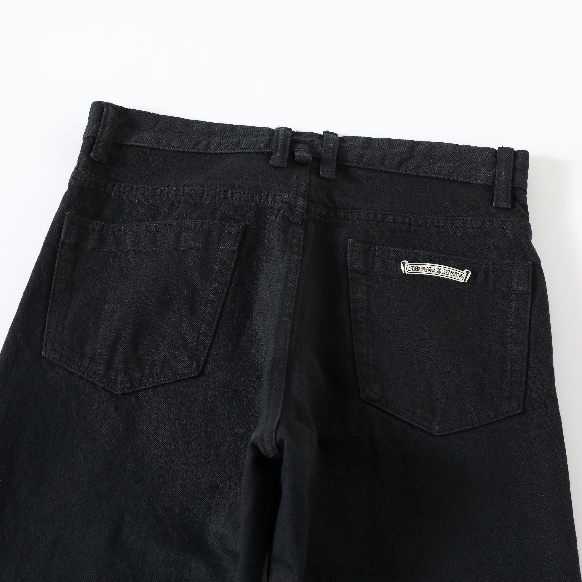 CH exclusively developed the Flame Red Label Fabric Sole, available in two versions (with and without flame). A boon for remake enthusiasts! Customize it to your liking. Made with original red-edged fabric, resulting in a high cost. The hardware also