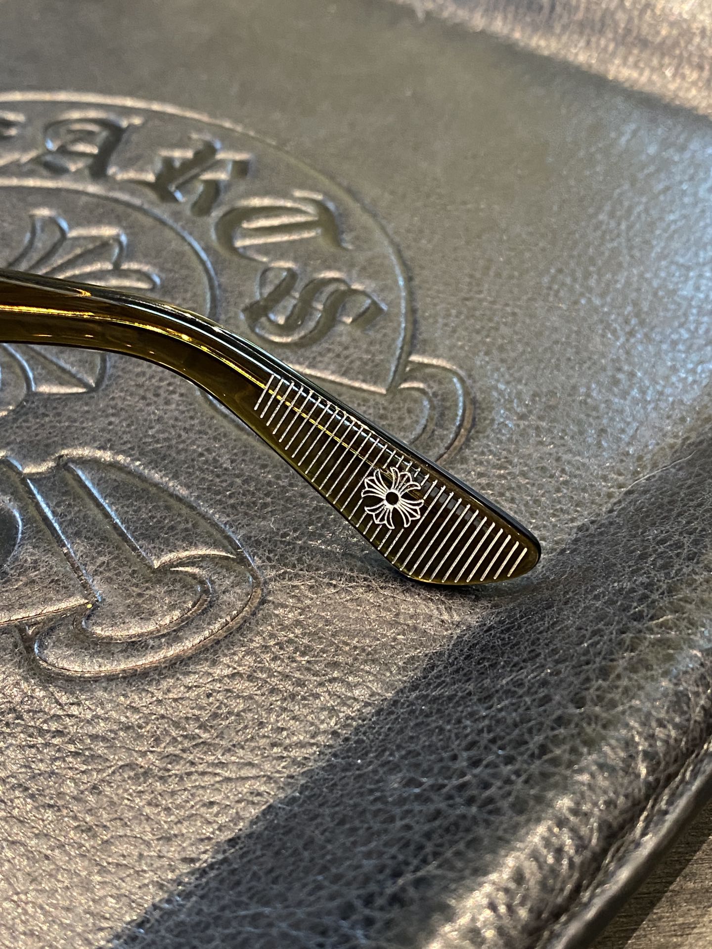 Chrome Hearts925 Sterling Silver Accessories Limited Edition Brown Sword-Shaped GlassesCombination frame with two 925 sterling silver sword ornaments. Two cross-shaped details inside. 1:1 replica, meticulously crafted. The large black frame is ve