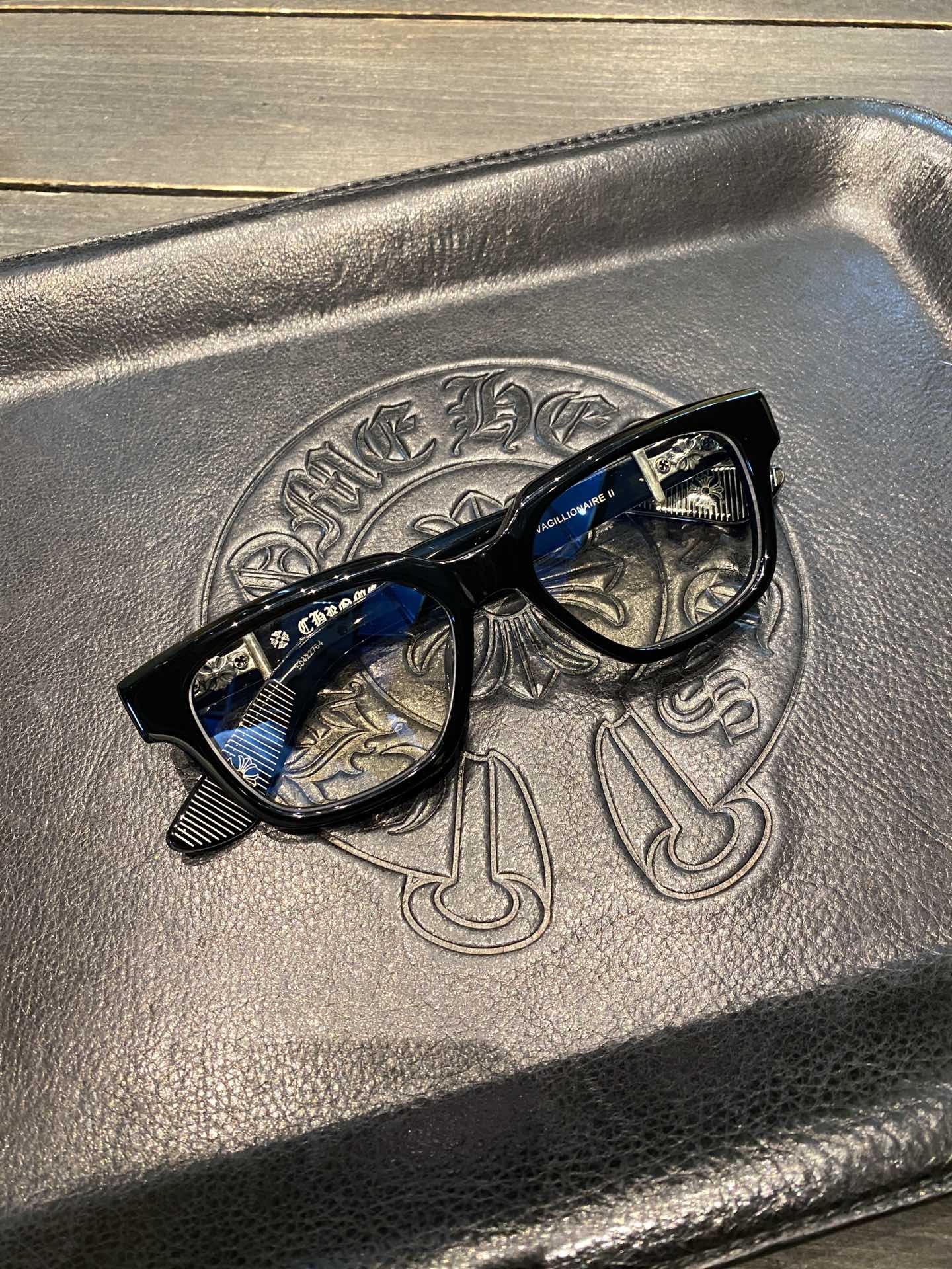 Chrome Hearts925 Sterling Silver Accessories, Glossy Black Sword GlassesCombination frame with two 925 sterling silver sword ornaments. Two cross-shaped details inside. 1:1 replica, meticulous attention to detail. The large black frame is very fl