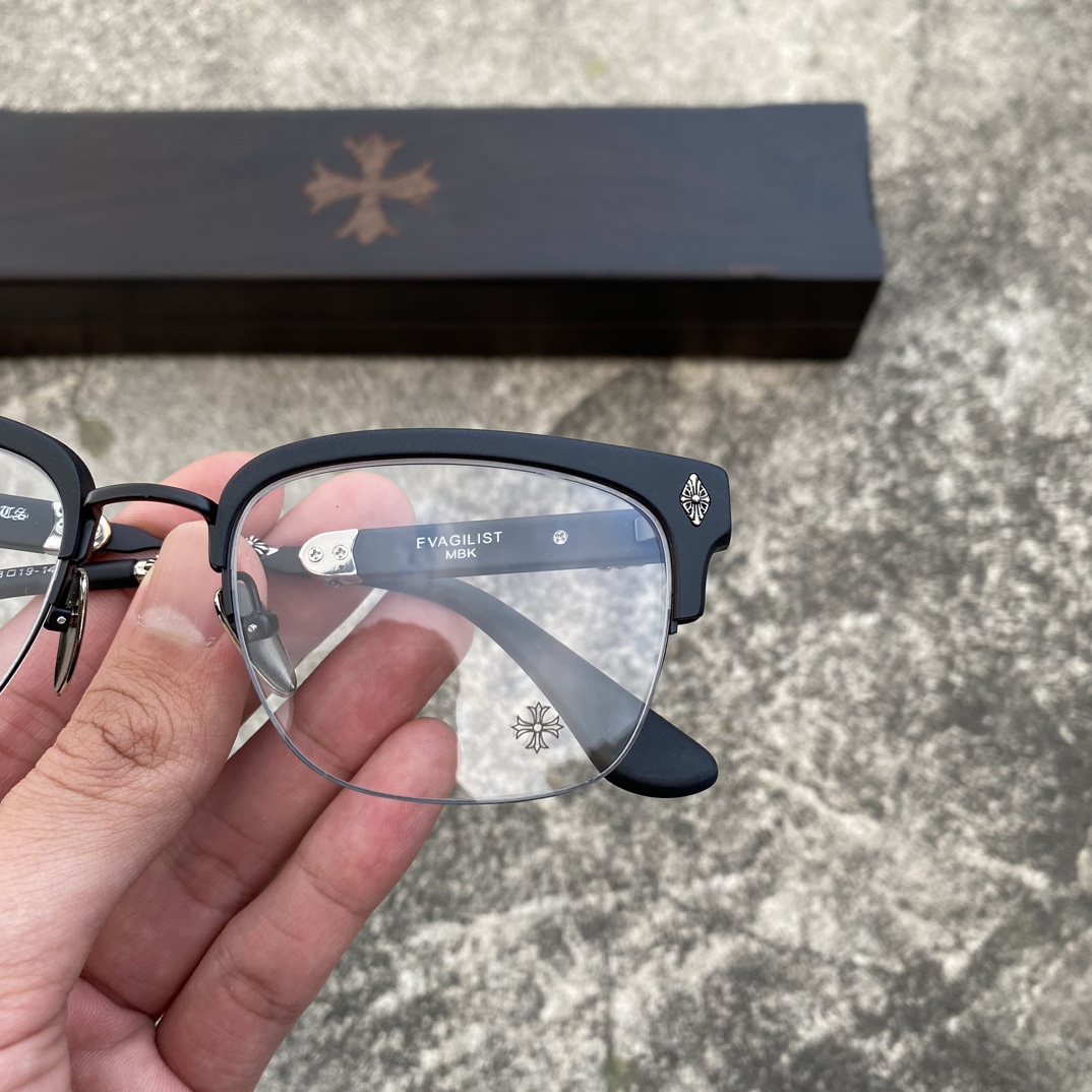 CH Matte Black Sword Cross GlassesA super popular pair, identical to the original, with high-quality nose pads and meticulous attention to detail. Exclusive hand-engraved lettering. Only a few hundred yuan!Glasses are personal items; we do not of