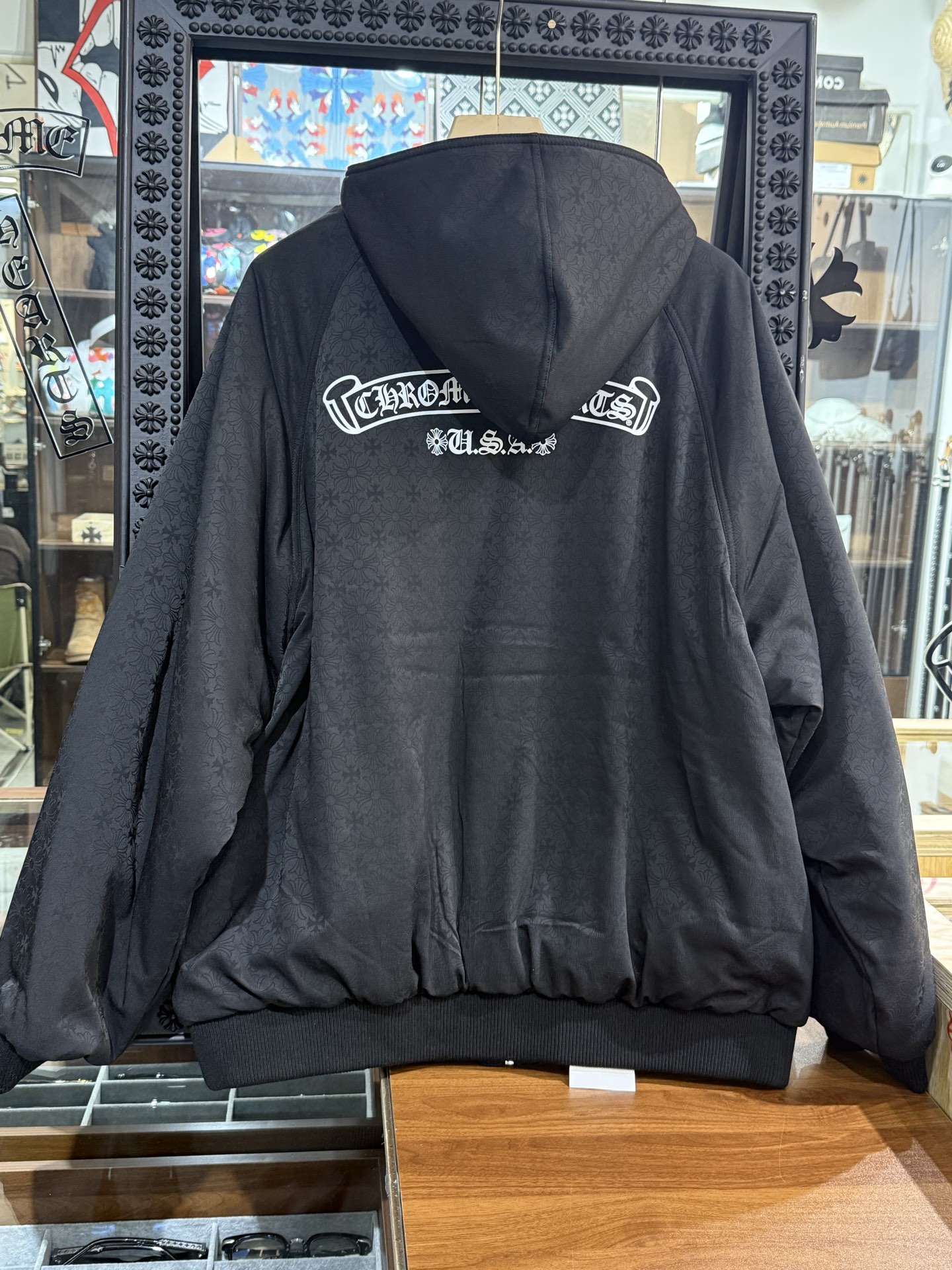 CH New Reversible Hooded Cotton JacketBoth sides are wearable, extremely cost-effectiveOne jacket is enough for winter (one layer of gray knit lining, two layers of inner fabric, one layer of down cotton)Sizes: S, M, L