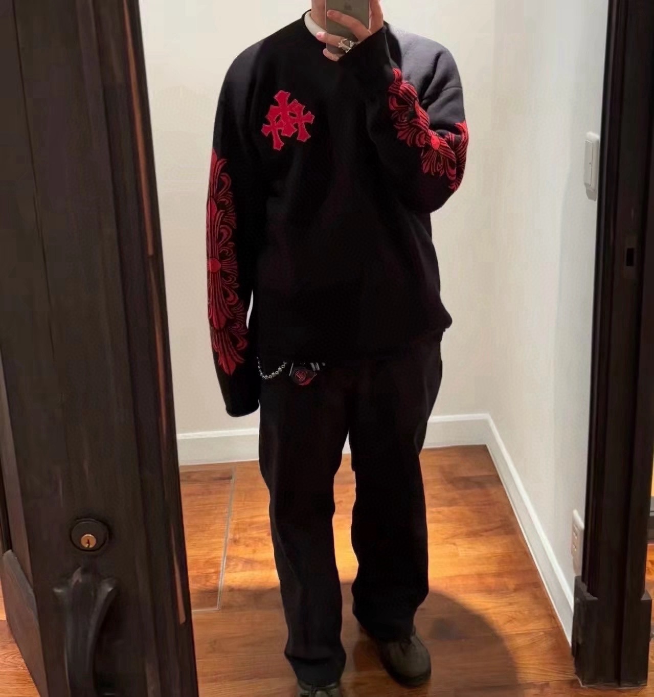 Chrome Hearts double-layered cashmere sweater with three patent leather crosses, retailing for nearly 50,000 RMB, unisex. Made of double-layered pure cashmere, featuring three imported patent leather crosses hand-stitched, and a jacquard lace pattern