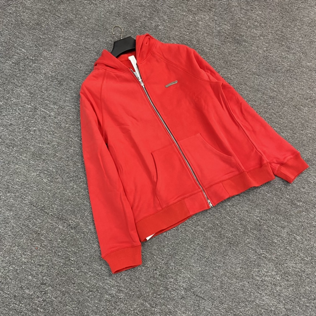 Chrome Hearts' latest cross-stitch embroidered zip-up sweatshirt. Made from custom-dyed pure cotton fabric, with imported ink printing for a three-dimensional effect. Exquisite embroidery with thousands of stitches. Perfectly customized!Sizes: S M