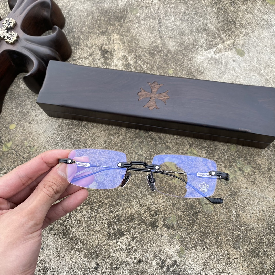 CH Frameless Cross-Patterned Matte Black GlassesA super popular pair, identical to the original, with high-quality nose pads and meticulous attention to detail. Exclusive hand-engraved lettering. Only a few hundred yuan!Glasses are personal items