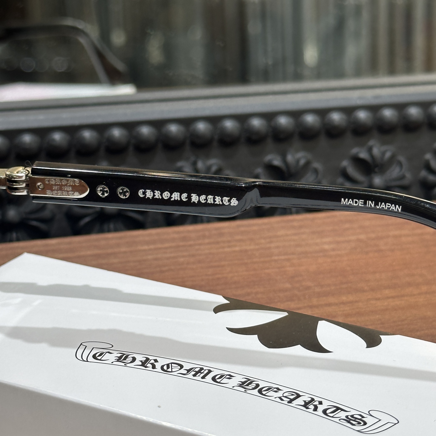 CH Sunglasses Model: DEEP IIMaterial: 925 SilverSize: 57 (20-146)Accessories: Eyeglass Case, Eyeglass Cleaning ClothA summer essential! Looks incredibly cool on!