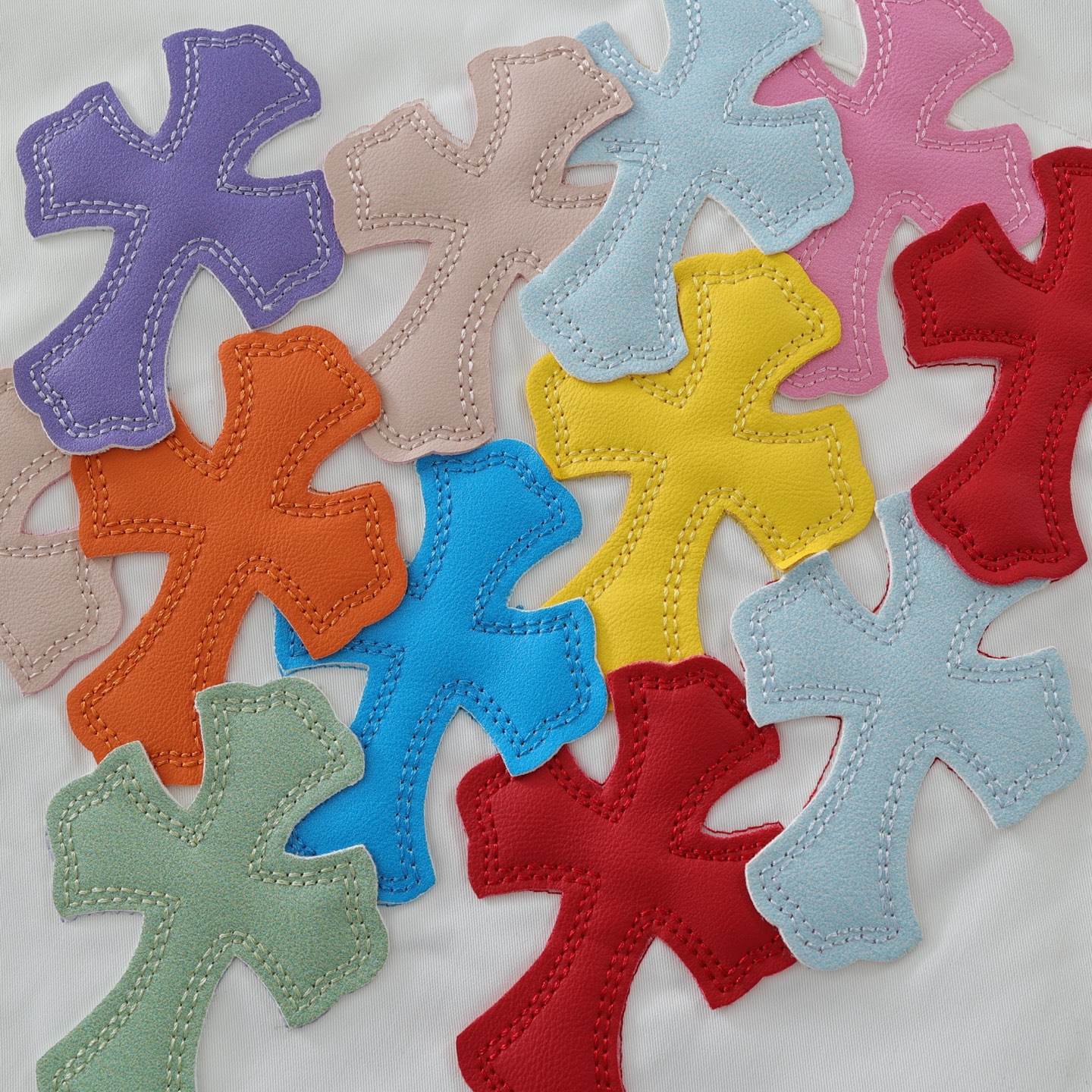 CH's new colorful patchwork paratrooper pants. Two colors and all sizes are now available. Made with a 200g synthetic fiber + cotton blend yarn, featuring a technically advanced three-proof fabric. The patchwork is made of imported lambskin leather,