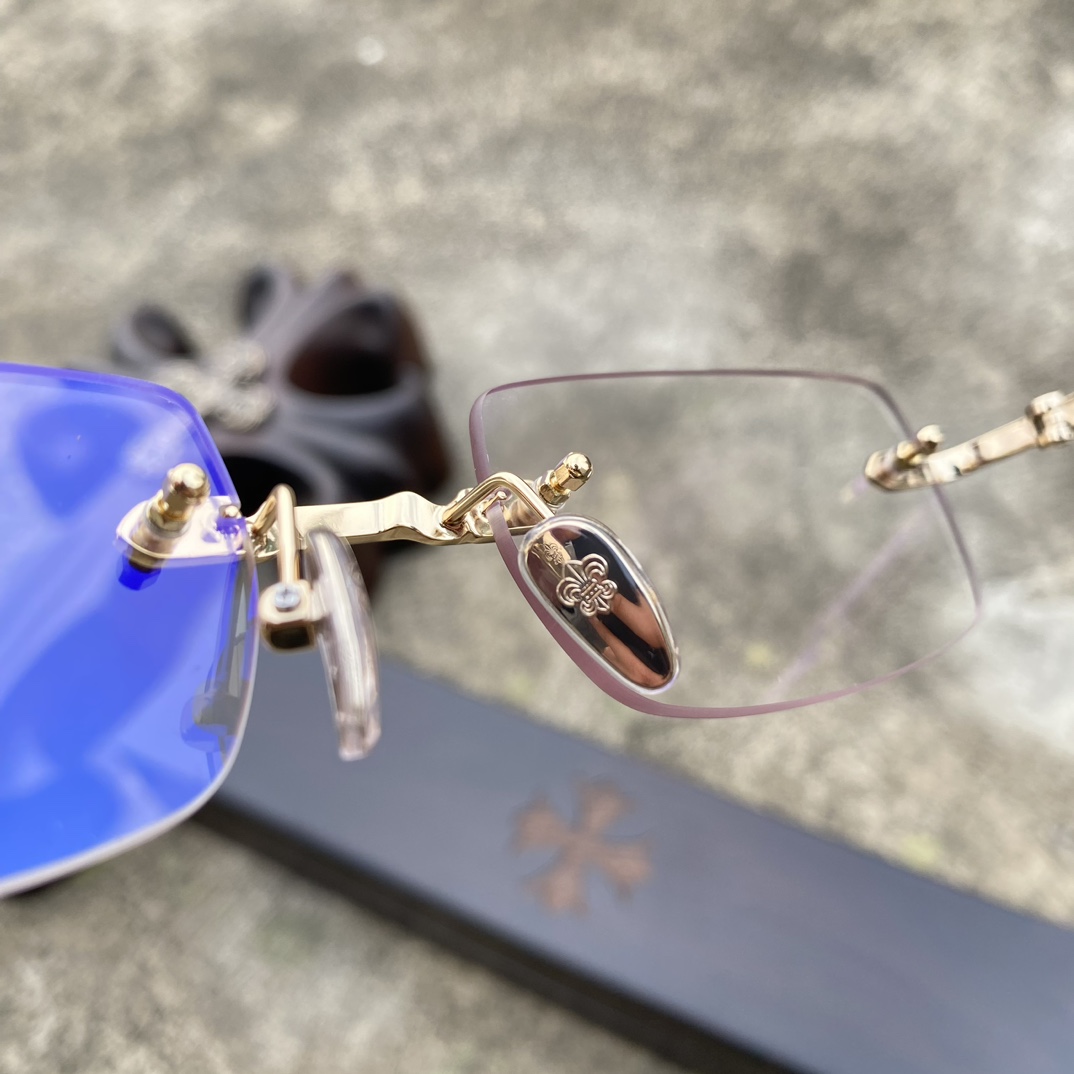 CH Rimless Cross-Patterned Gold GlassesA super popular pair, identical to the original, with high-quality nose pads and meticulous attention to detail. Exclusive hand-engraved lettering. Only a few hundred yuan!Glasses are personal items; we do n