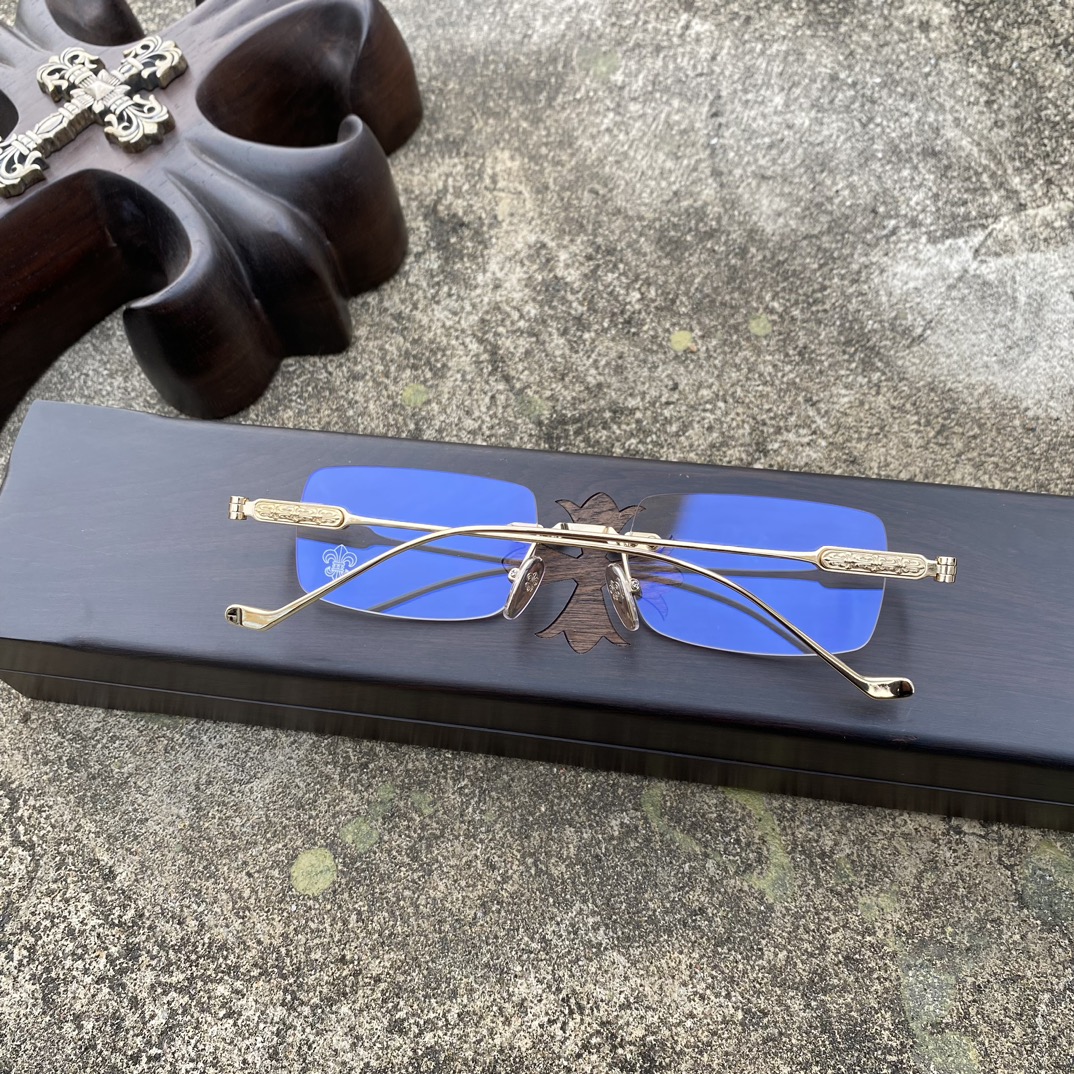 CH Rimless Cross-Patterned Gold GlassesA super popular pair, identical to the original, with high-quality nose pads and meticulous attention to detail. Exclusive hand-engraved lettering. Only a few hundred yuan!Glasses are personal items; we do n
