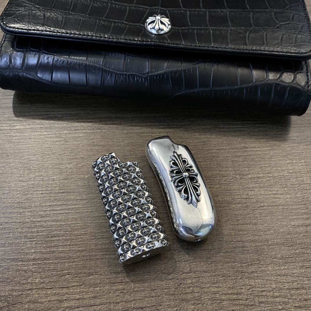 【Chrome Hearts Cross Rivet Lighter】A must-have for top-tier enthusiasts. Made entirely of 925 sterling silver.Heavy-duty custom-made, weighing over 80 grams.A lighter exuding sophistication.Can be fitted with additional rings and a letter chain.