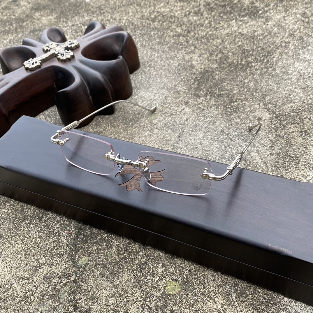 CH Frameless Cross Pattern SilverA super popular model, identical to the original. High-quality finish, every detail is meticulously crafted, with exclusive hand-engraved lettering. Only a few hundred yuan!Eyeglasses are personal items; we do not
