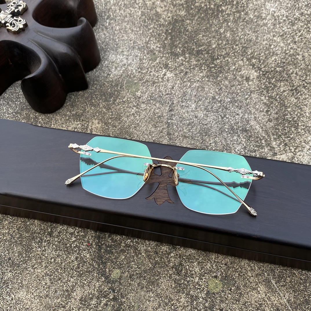 CH Frameless Square Gold Cross GlassesA super popular model, identical to the original, with high-quality nose pads and meticulous attention to detail. Exclusive hand-engraved lettering. Only a few hundred yuan!Glasses are personal items; we do n