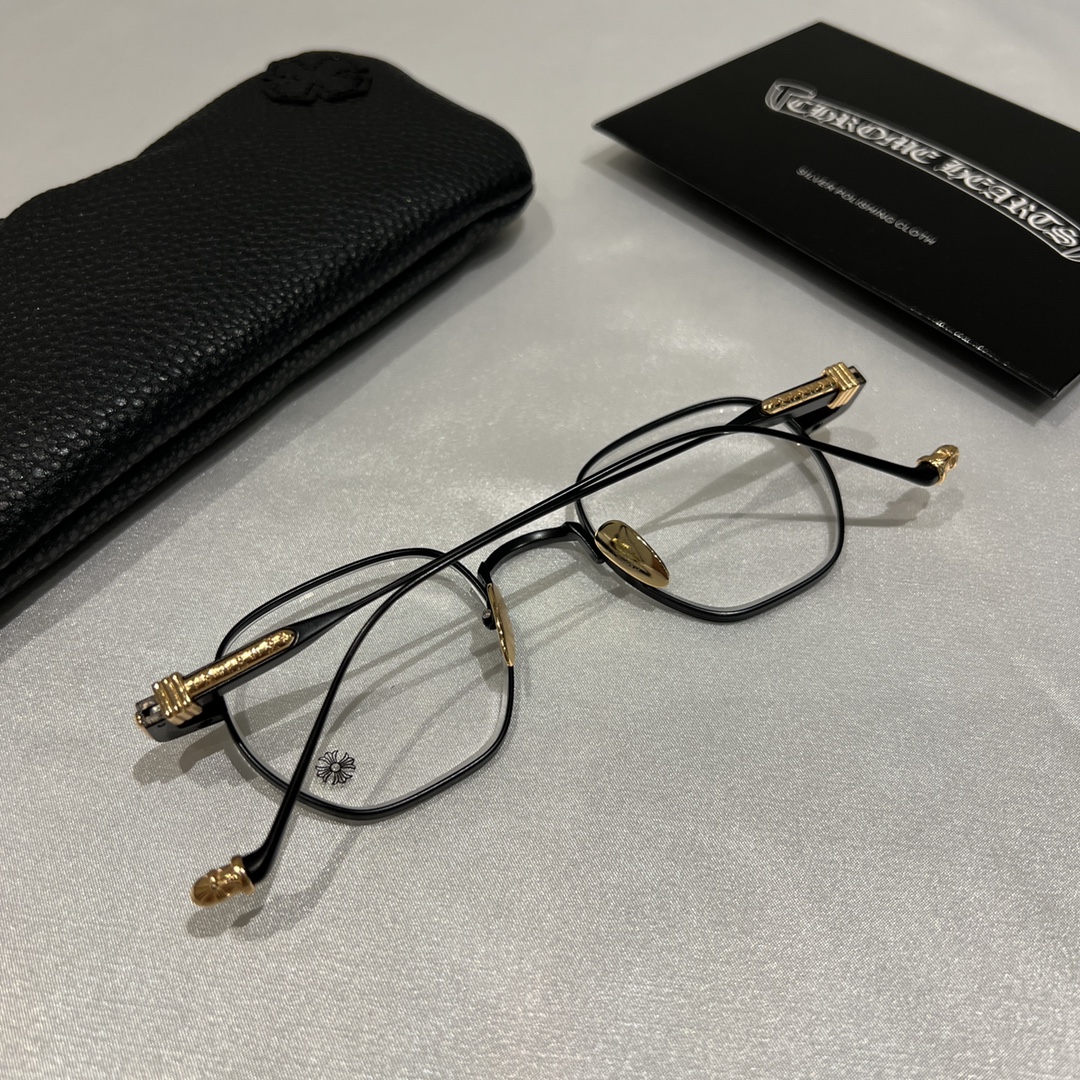 Chrome Hearts New Spring-Style EyeglassesPurchased for 13,000 RMB at MixC Mall, Shenzhen. Nearly 5 months of R&D. Black and gold color scheme. Chrome Hearts' new spring-loaded eyeglass frame. The brand's first time using an embedded spring hinge, im