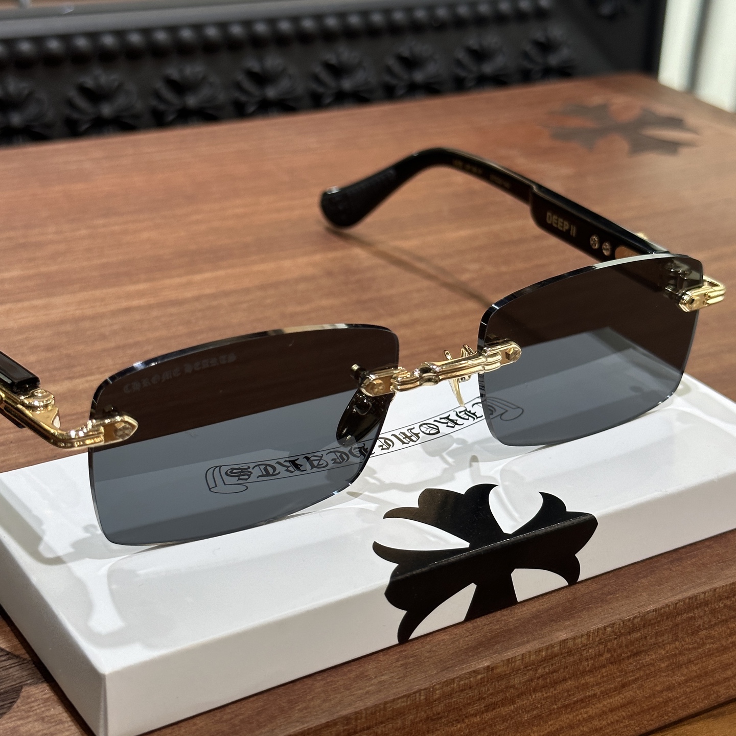 CH Sunglasses Model: DEEP IIMaterial: 925 Sterling SilverSize: 57mm x 20-146mm (All logo areas are made of 925 Sterling Silver)