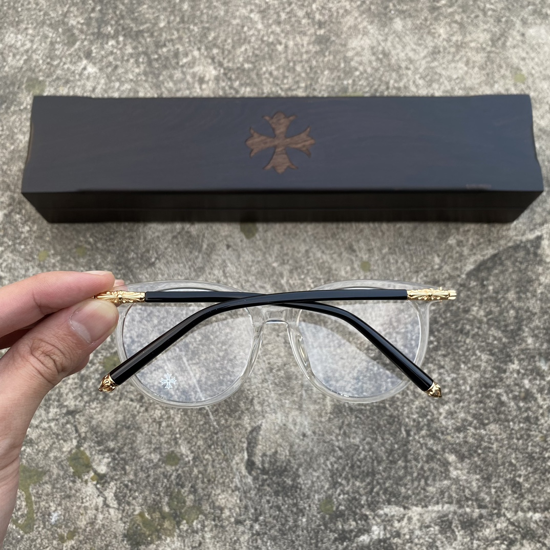 CH Transparent Gold Cross Flower GlassesA super popular pair, identical to the original, with high-quality nose pads and meticulous attention to detail. Exclusive hand-engraved lettering. Only a few hundred yuan!Glasses are personal items; we do