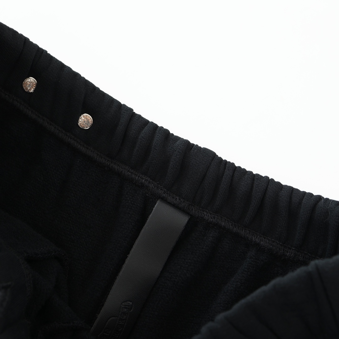 CH's new embroidered shorts. All sizes are now available. Original Hong Kong import, purchased for 8700. Made of 330g pure cotton, soft and comfortable to the touch. Features garment-washed finish, imported TAJIMA machine-positioned embroidery, custo