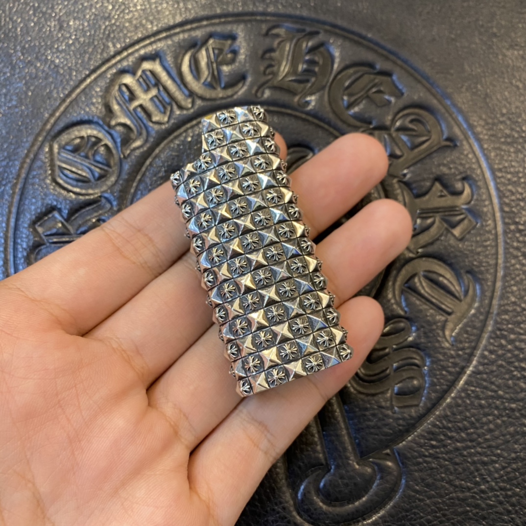 【Chrome Hearts Cross Rivet Lighter】A must-have for top-tier enthusiasts. Made entirely of 925 sterling silver.Heavy-duty custom-made, weighing over 80 grams.A lighter exuding sophistication.Can be fitted with additional rings and a letter chain.
