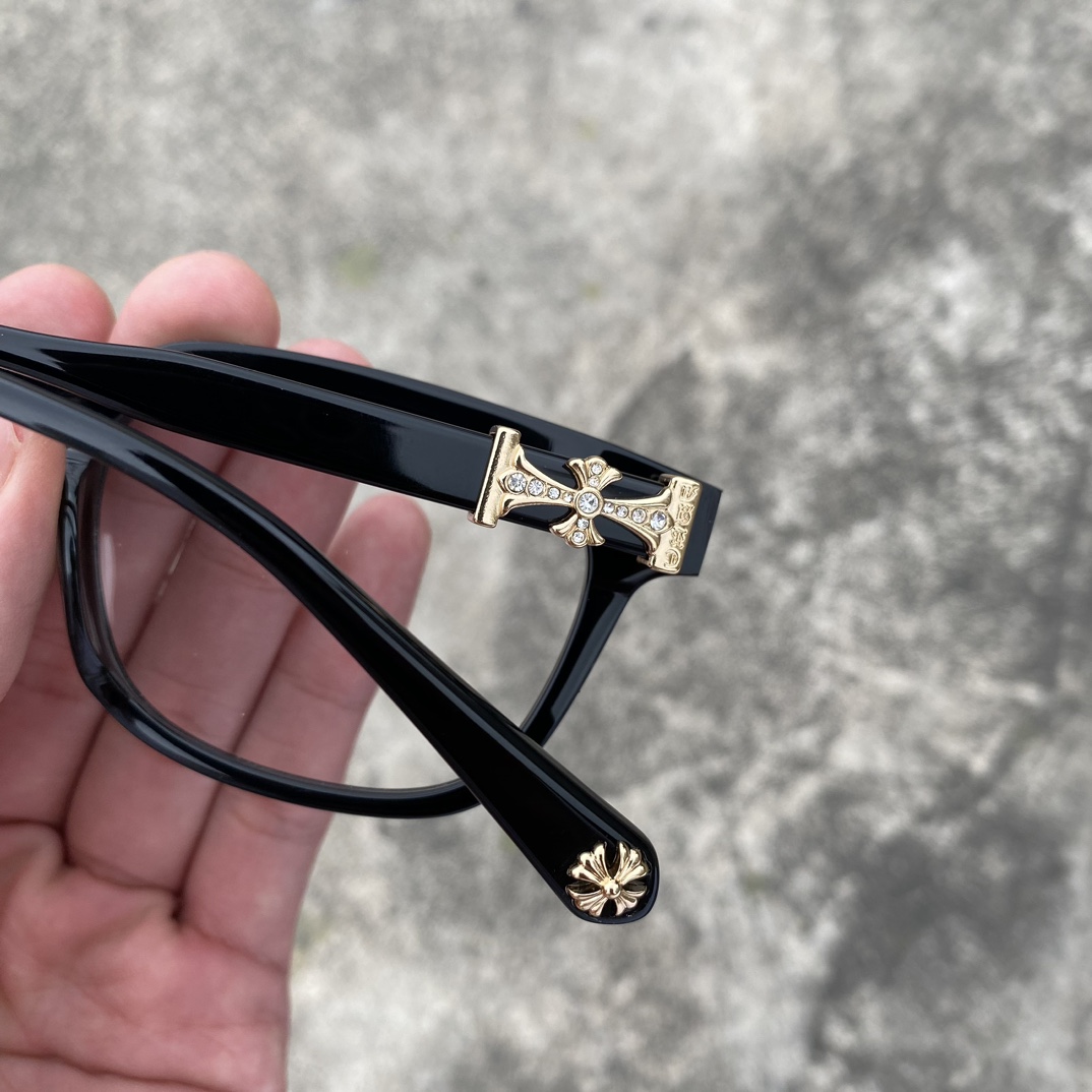 Chrome Hearts Gold Cross Black Frame Diamond-Studded GlassesExtremely comfortable to wear. This is another top-quality pair of glasses. The cross logo is printed on both sides of the frame, understated yet detailed. Suitable for both men and women.
