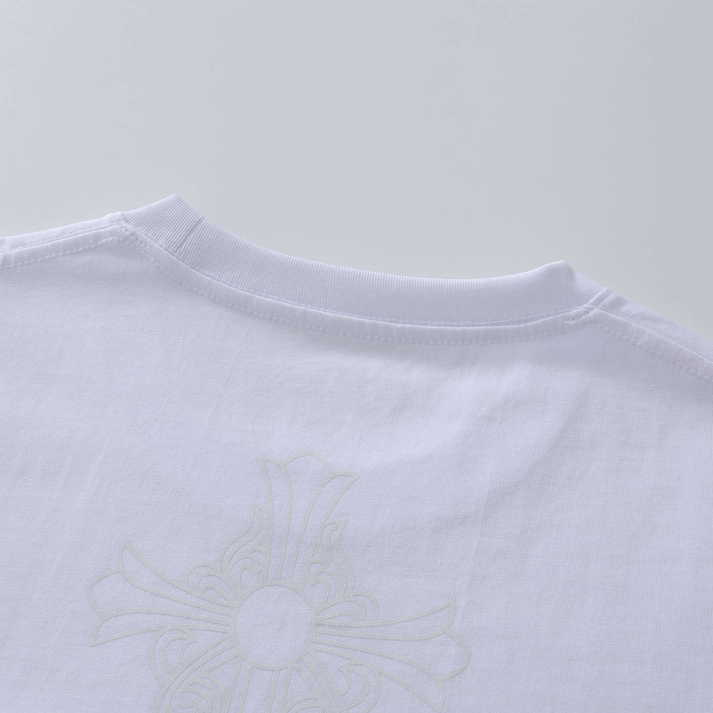 CH's new short-sleeved T-shirt with a subtle three-element pattern on the back. Available in two colors and all sizes. Made of 230g 26-knit cotton with a garment-wash finish. The print uses an ink-printing process. Custom-made accessories. Produced b