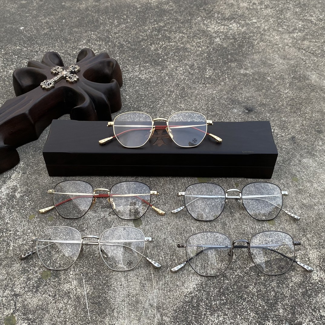 CH Ultralight Pure Titanium Cross-Shaped Glasses (Black and Silver)A super popular pair, identical to the original, with high-quality craftsmanship. Every detail is meticulously crafted, featuring exclusive hand-engraved lettering. Only a few hundr