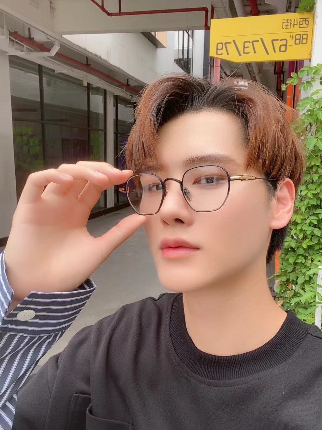 Chrome Hearts New Spring-Style EyeglassesPurchased for 13,000 RMB at MixC Mall, Shenzhen. Nearly 5 months of R&D. Black and gold color scheme. Chrome Hearts' new spring-loaded eyeglass frame. The brand's first time using an embedded spring hinge, im