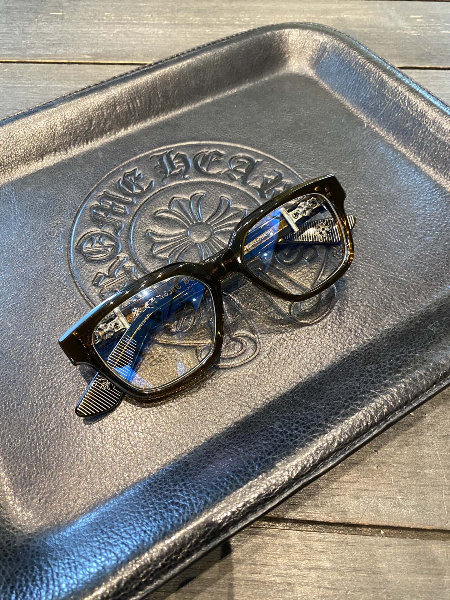 Chrome Hearts925 Sterling Silver Accessories Limited Edition Brown Sword-Shaped GlassesCombination frame with two 925 sterling silver sword ornaments. Two cross-shaped details inside. 1:1 replica, meticulously crafted. The large black frame is ve