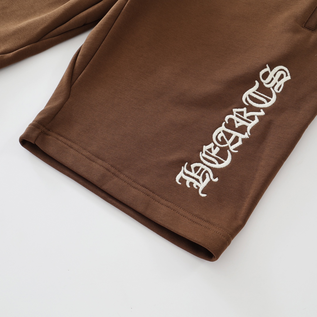 CH's new embroidered shorts in Merlad Brown. All sizes are now available. Original Hong Kong import, purchased for 8700. Made of 330g pure cotton, soft and comfortable to the touch. Features garment-washed finish, imported TAJIMA machine-positioned e