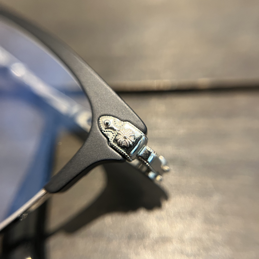 Chrome Hearts925 Sterling Silver PLONKER GlassesTitanium alloy frame with 6 925 sterling silver accents. 1:1 replica. The most versatile and stylish pair. As popular as Xue Zhiqian's glasses. Suitable for both men and women. Classic cross-shaped