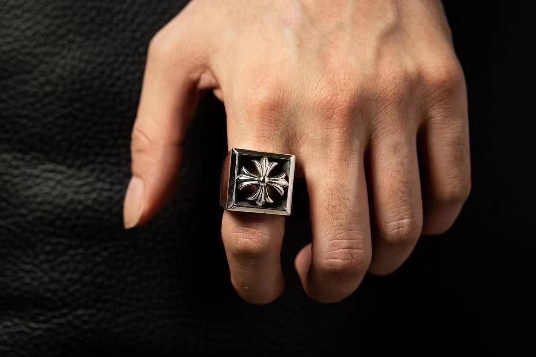 Chrome HeartsTop-quality domestic version: Hollowed-out cross ringAuthentic design, genuine-grade distressed and engraved finish, anodized textureYears of refinement, no further modifications needed. Original camera photos. The hollowed-out cro