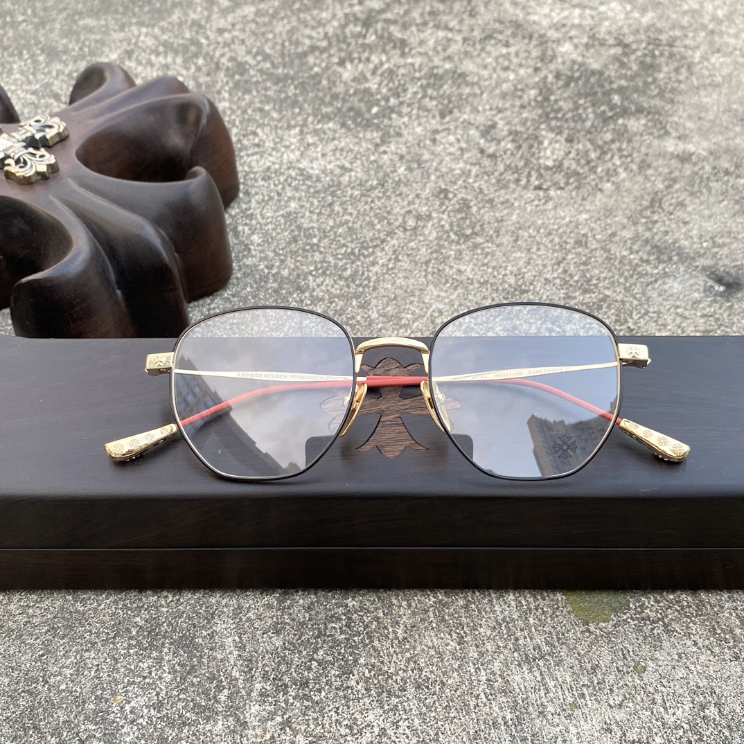 CH Ultralight Pure Titanium Cross-Shaped Glasses (Black Frame, Red and Gold Color Scheme)A super popular model, identical to the original, with high-quality nose pads and meticulous attention to detail. Exclusive hand-engraved lettering. Only a few
