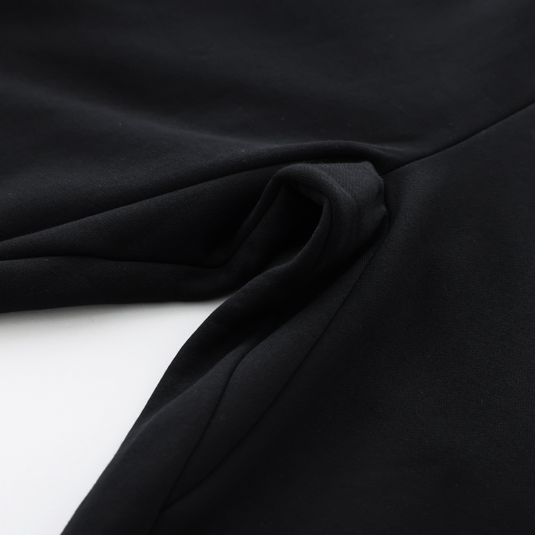 CH's new embroidered fleece trousers are now available in all sizes. Made of 350g 100% cotton fleece, they are soft, comfortable, and feature a garment-washed finish. They boast imported TAJIMA machine-set embroidery, custom-made sterling silver curv