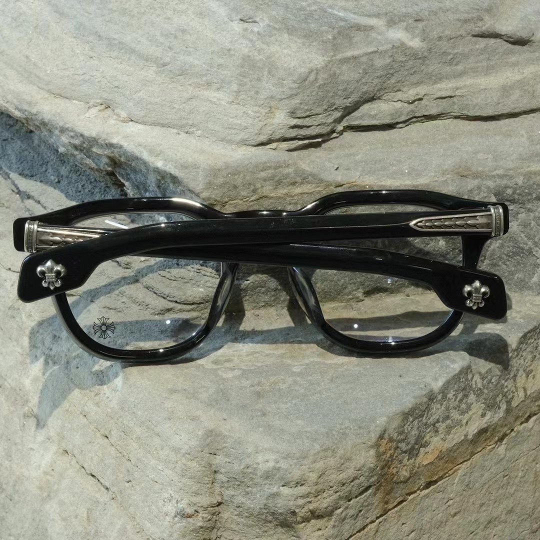 The first batch of 100 pairs is exclusively for existing partners. A second batch of 200 pairs will be available on the market. Exclusive 925 sterling silver accessories, scout flower design with flame elements. This set uses more silver than before,