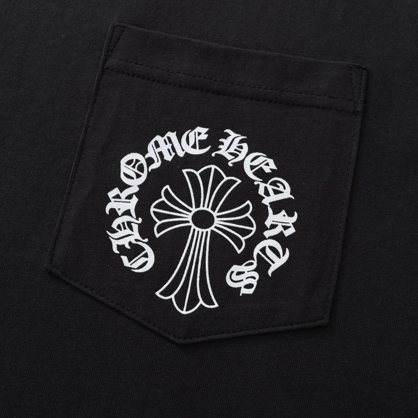 CH's new short-sleeved T-shirt with a subtle three-element pattern on the back. Available in two colors and all sizes. Made of 230g 26-knit cotton with a garment-wash finish. The print uses an ink-printing process. Custom-made accessories. Produced b