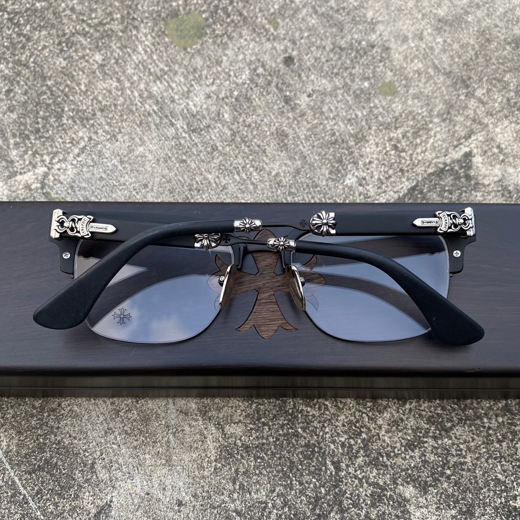 CH Matte Black Sword Cross GlassesA super popular pair, identical to the original, with high-quality nose pads and meticulous attention to detail. Exclusive hand-engraved lettering. Only a few hundred yuan!Glasses are personal items; we do not of