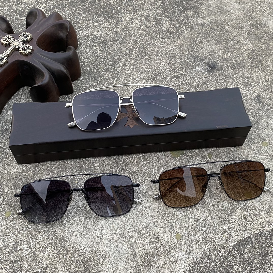 CH Aviator Sunglasses (Black)A super popular pair, identical to the original, with high-quality nose pads and meticulous attention to detail. Exclusive hand-engraved lettering. Only a few hundred yuan!Eyeglasses are personal items; we do not offe