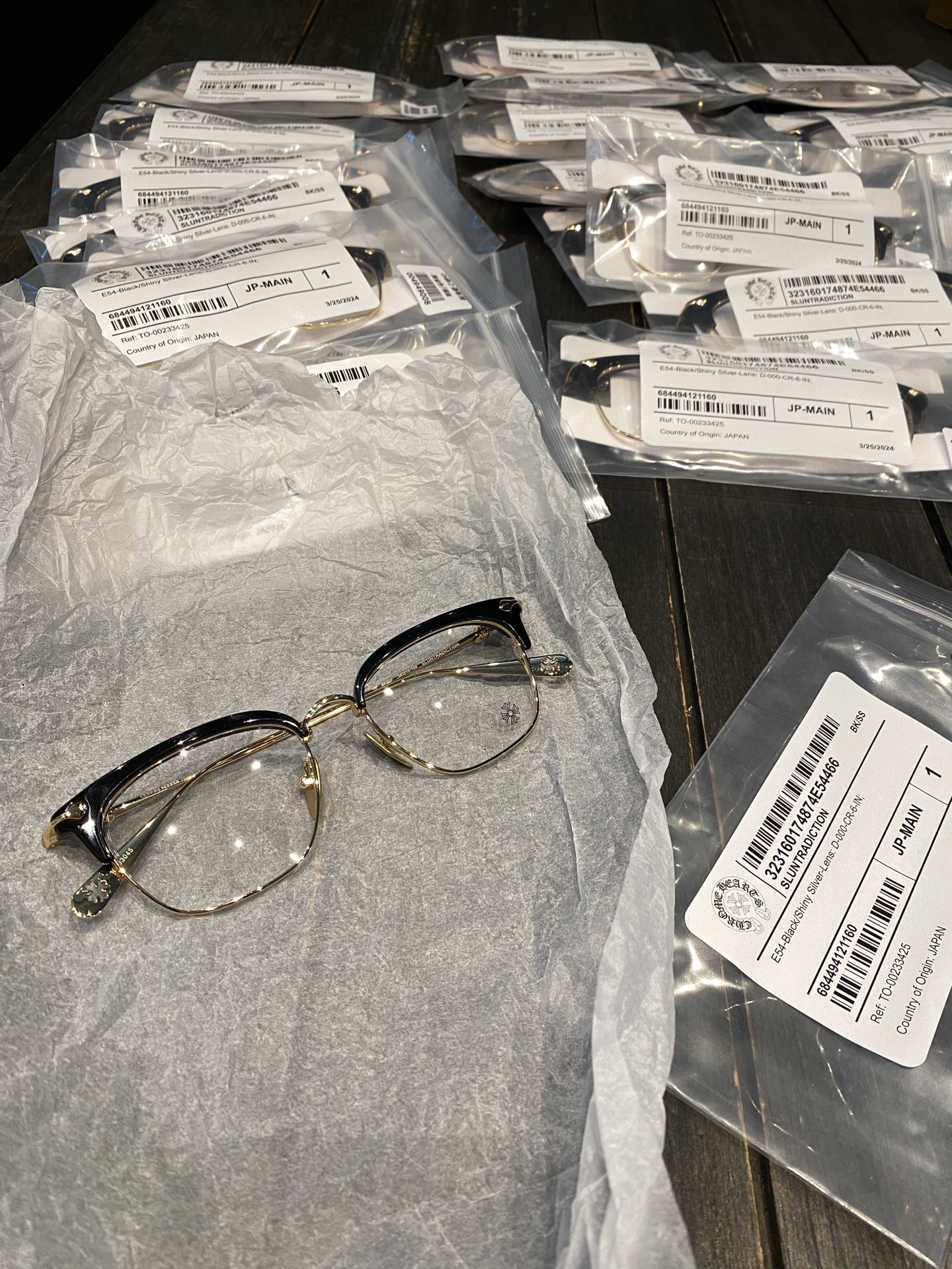 IP vacuum electroplating texture, color and luster standard for department store quality. Not the Taobao generic version; the gold luster is very faint with a greenish tinge.