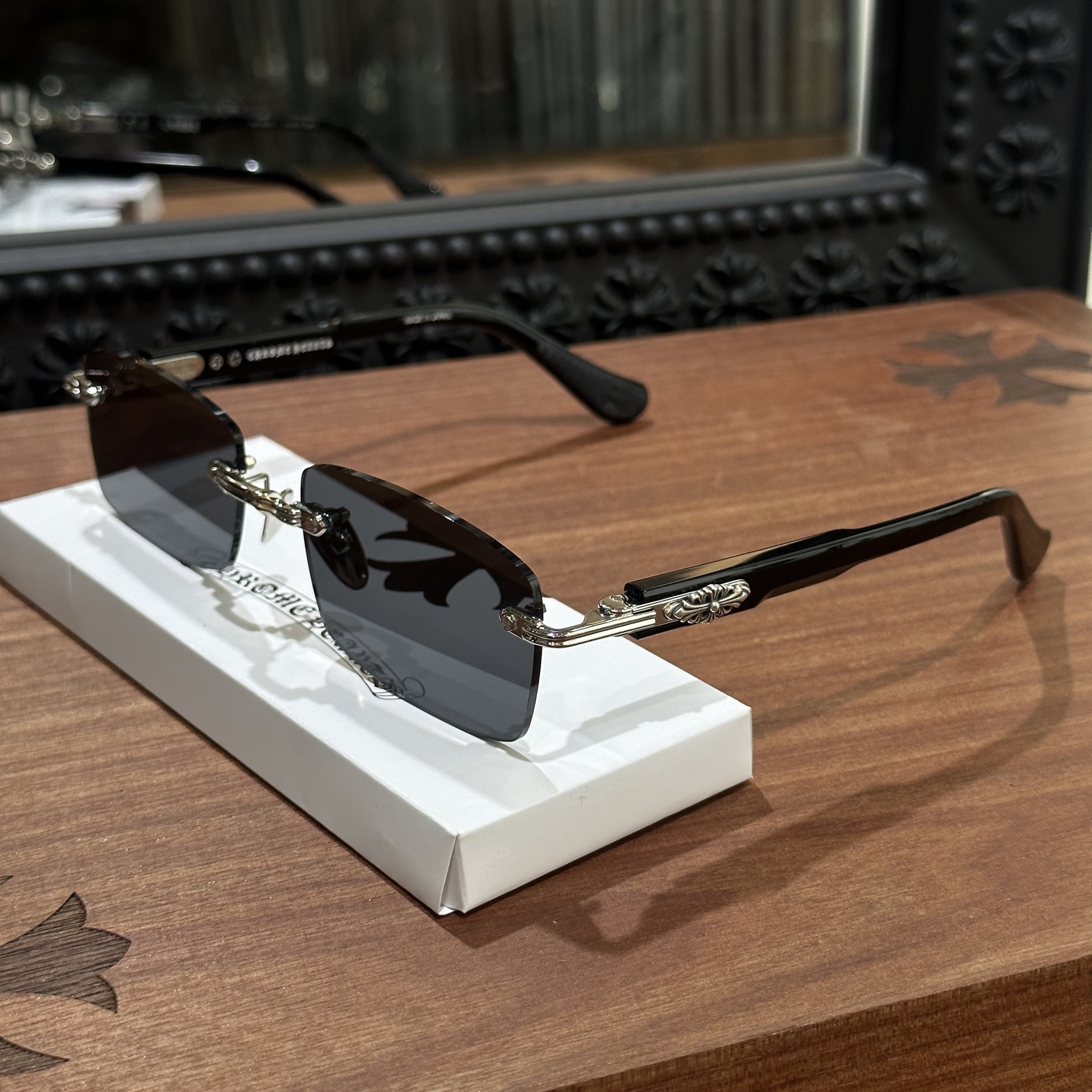 CH Sunglasses Model: DEEP IIMaterial: 925 SilverSize: 57 (20-146)Accessories: Eyeglass Case, Eyeglass Cleaning ClothA summer essential! Looks incredibly cool on!