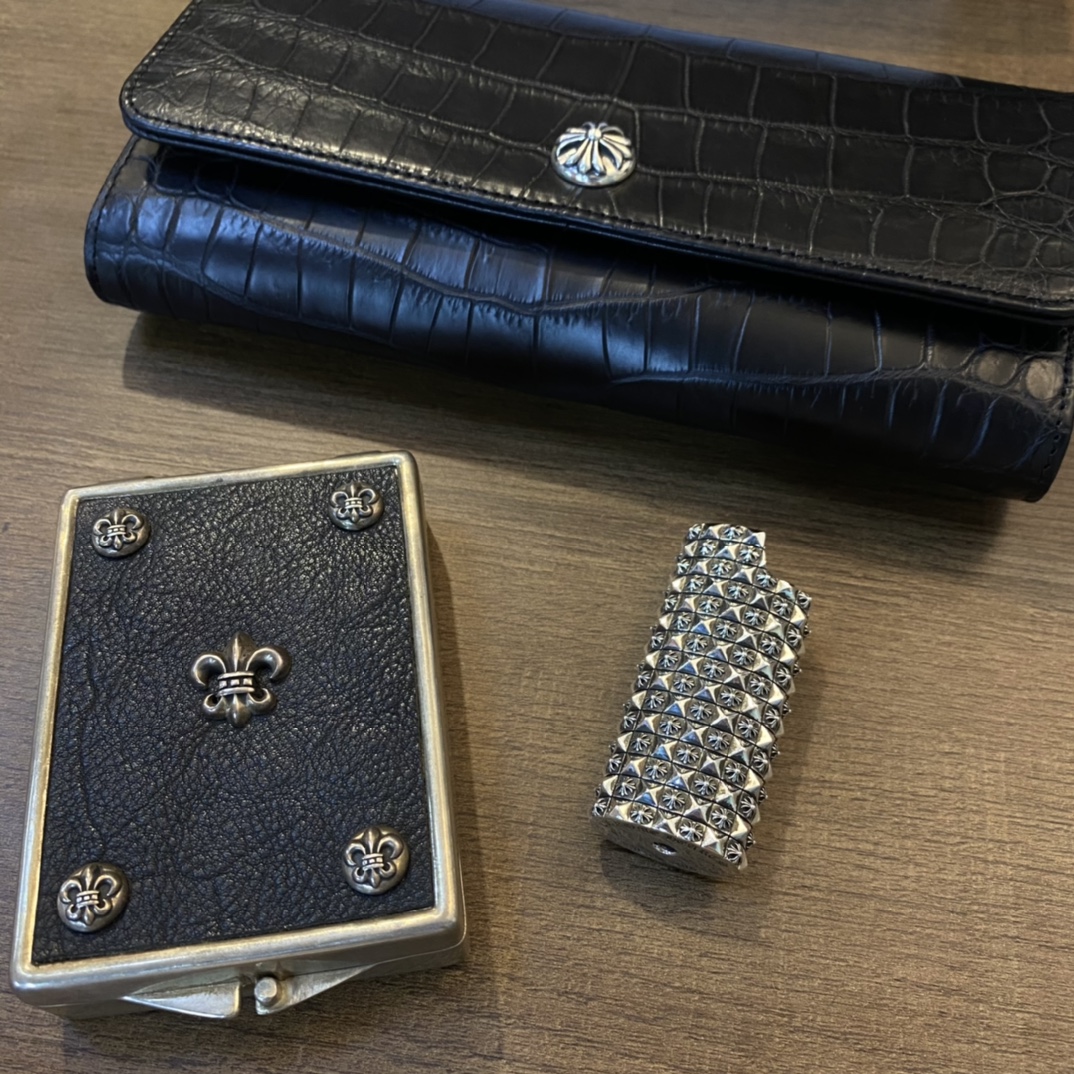 【Chrome Hearts Cross Rivet Lighter】A must-have for top-tier enthusiasts. Made entirely of 925 sterling silver.Heavy-duty custom-made, weighing over 80 grams.A lighter exuding sophistication.Can be fitted with additional rings and a letter chain.