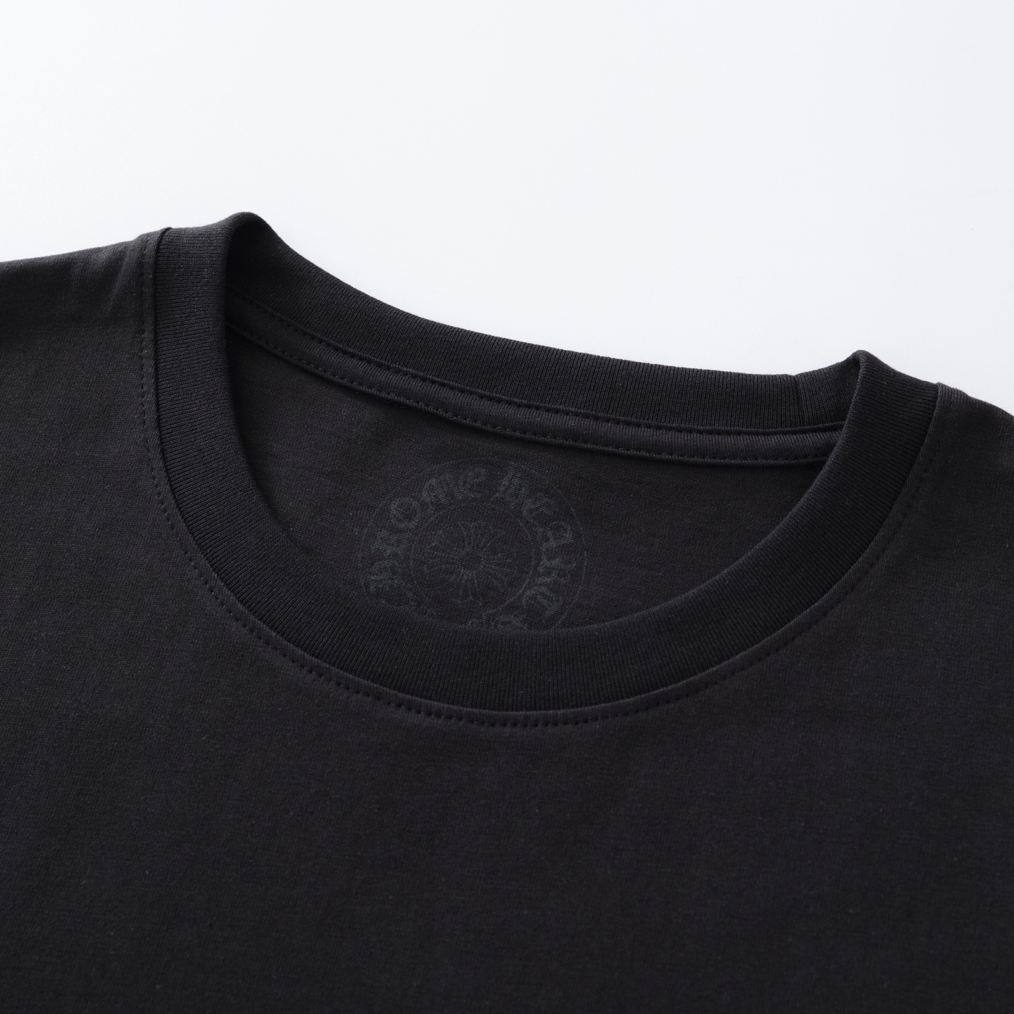 CH's new short-sleeved T-shirt with a subtle three-element pattern on the back. Available in two colors and all sizes. Made of 230g 26-knit cotton with a garment-wash finish. The print uses an ink-printing process. Custom-made accessories. Produced b