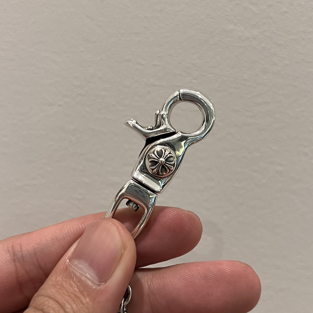 ✟𝐂𝐡𝐫𝐨𝐦𝐞𝐡𝐞𝐚𝐫𝐭✟Chrome Hearts New Dice KeychainWeight 70+ gramsPerfect for pairing with jeansAnd also great as a bag charm. Attention to detail.