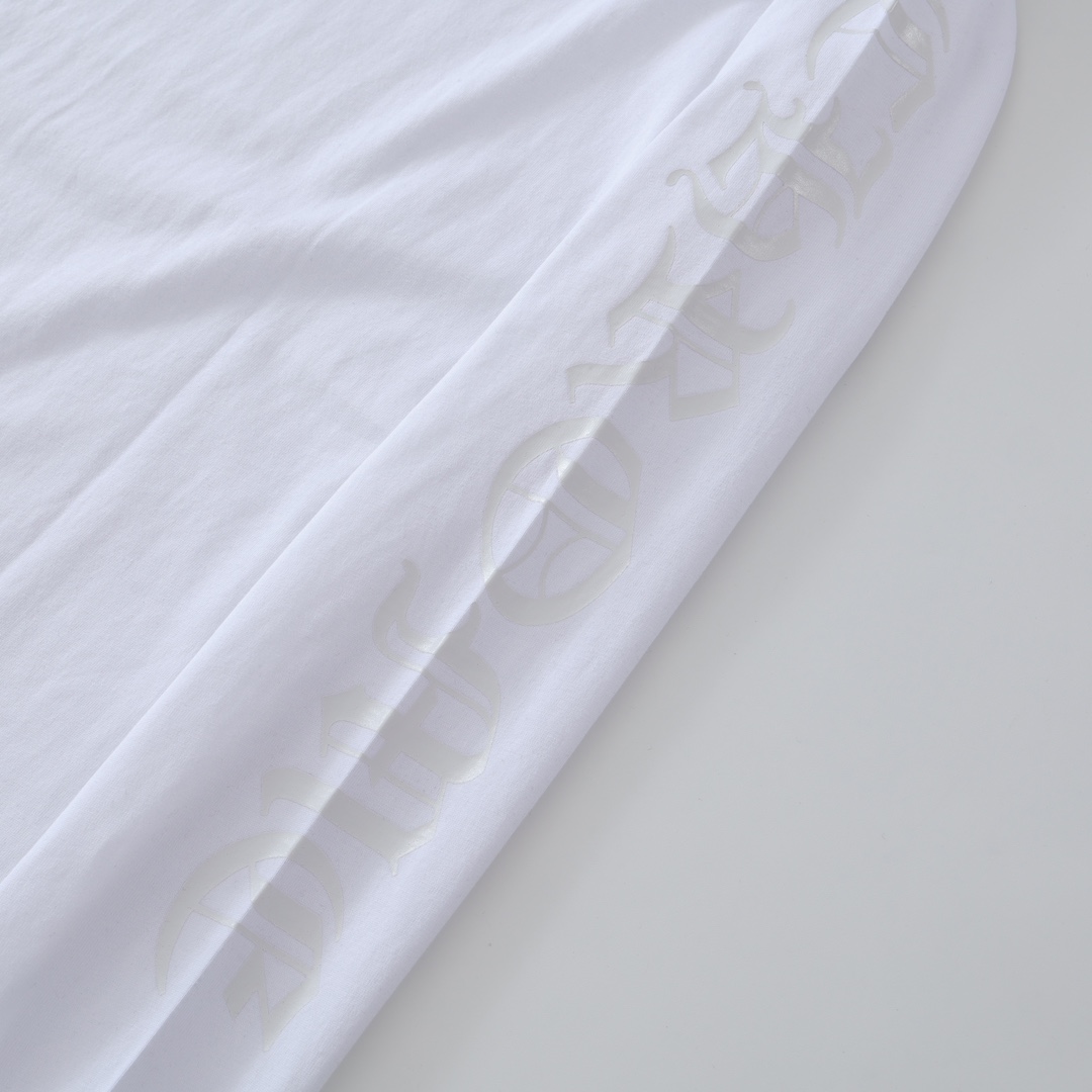 CH's new Sanskrit print long-sleeved shirt with collar. Available in three colors and all sizes. Original Hong Kong import, purchased for 8399. Made of 220g 100% cotton. The print uses a foaming process. Custom accessories. High-quality workmanship f