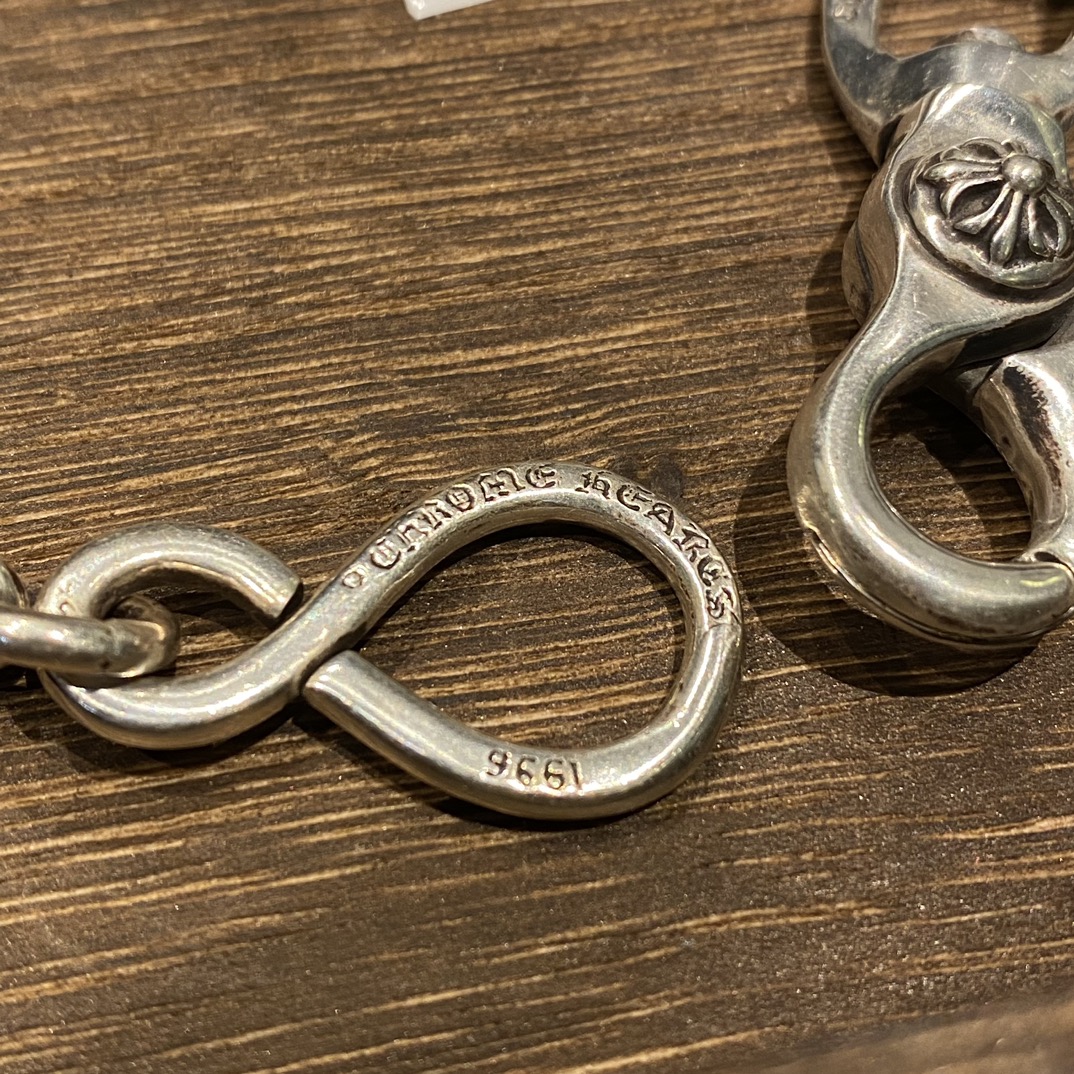 Chrome HeartsCross-patterned ball bag chain, vintage qualityAuthentic steel mold used for making bag chains and trouser chains, both highly stylish. Looks incredibly cool paired with jeans. Retail price 20,000+ RMB, no difference whatsoever. Oxidat