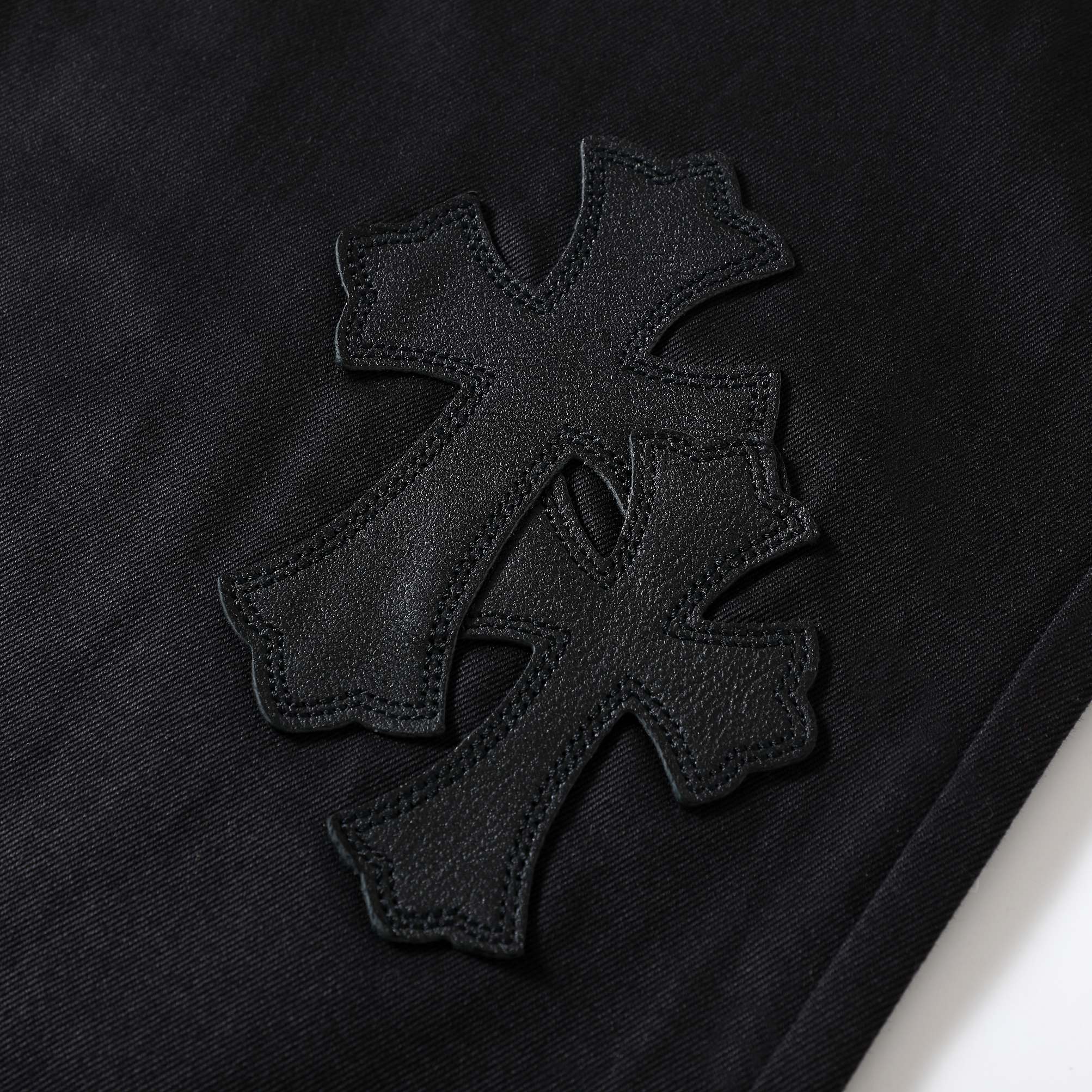 CH Black Leather Camouflage Cargo Pants. Original version, purchased for over 40,000 RMB. Straight leg fit. Special fabric, undergone a series of special treatments, achieving a color accuracy of 95% or higher. Exclusive silver-plated hardware mold.