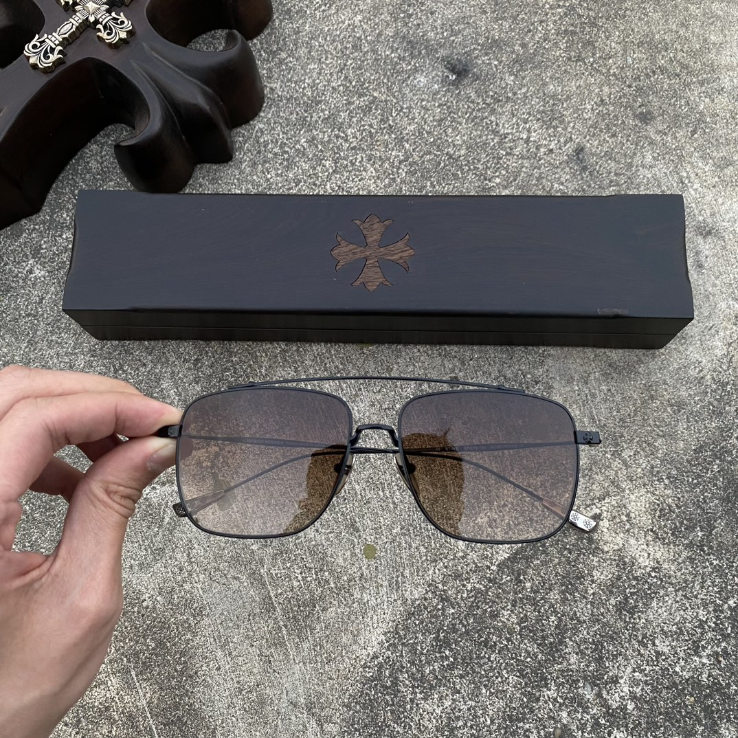 CH Aviator Sunglasses (Brown)A super popular pair, identical to the original, with high-quality nose pads and meticulous attention to detail. Exclusive hand-engraved lettering. Only a few hundred yuan!Eyeglasses are personal items; we do not offe