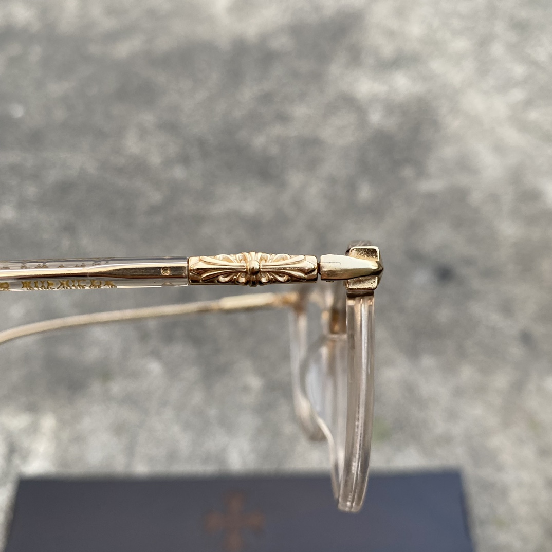 CH Pink Transparent Gold Cross Flower GlassesA super popular pair, identical to the original, with high-quality nose pads and meticulous attention to detail. Exclusive hand-engraved lettering. Only a few hundred yuan!Glasses are personal items; w