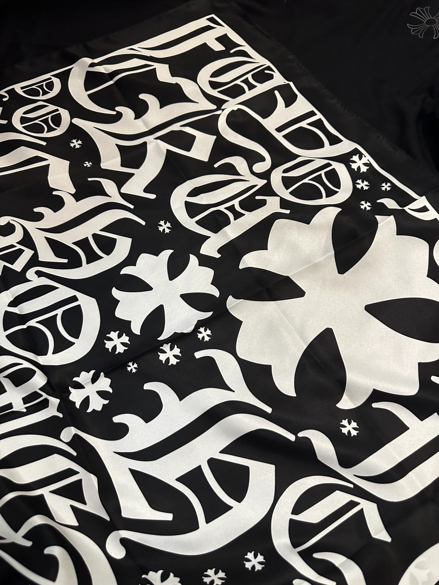 Exclusive online release of the new Chrome Hearts scarf, 6 months in the making. Every single one is of original quality. In short, everything you see is identical; the only difference is how you obtained it.