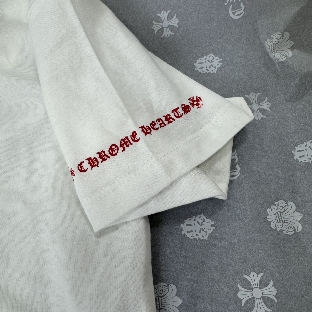 Chrome Hearts Popular V-Neck Women's Scroll Print Short-Sleeve T-ShirtMade from custom-dyed Yb pure cotton, soft and delicate, with matching neckline sizesSizes: S M L