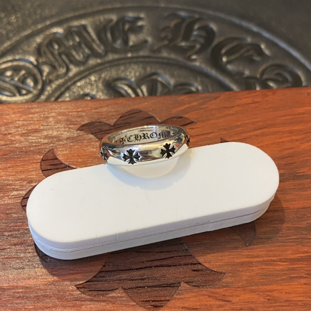 Chrome HeartsSmooth Round Cross Ring. Original version purchased for 2850 (presumably HKD). The outer cross has a deep indentation; magnification reveals the cross pattern. Oxidation finish and engraving are identical to the original. High-quality